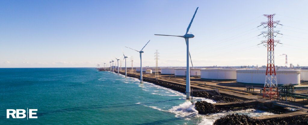 Geradores eólicos instalados no mar são fontes de geração de energia